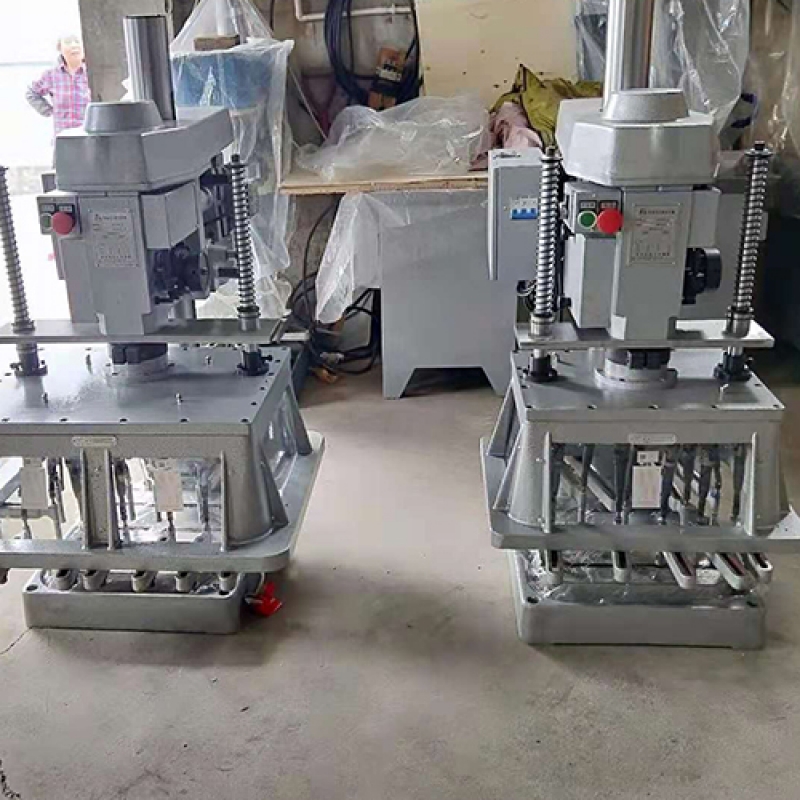 齒輪式多軸攻牙機(jī)
